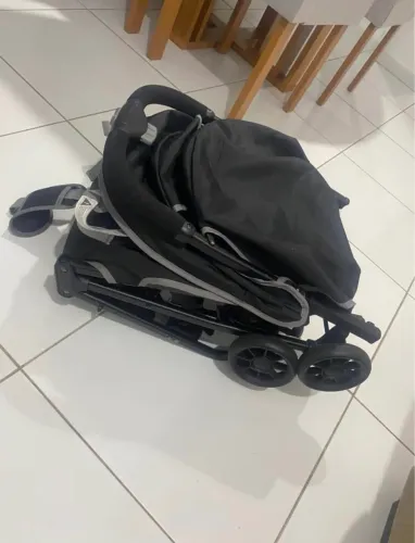 Vendo carrinho de bebê compacto