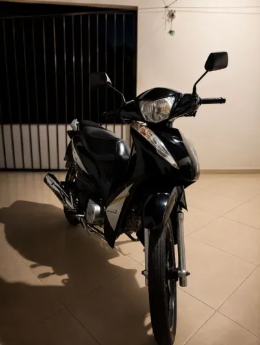 Vende-se uma avelloz preta 