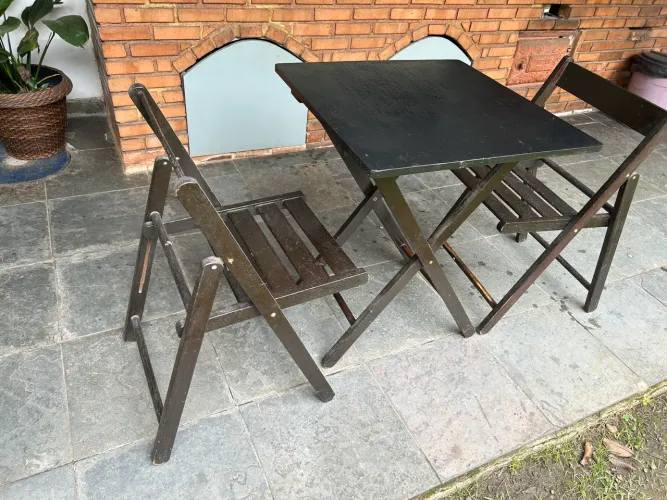 Mesa com duas cadeiras