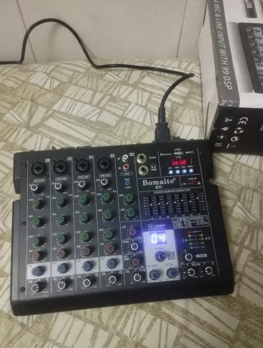 Mesa de som bomaite B6 semi nova