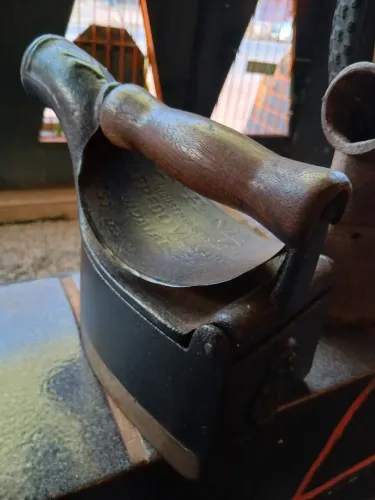 Ferro passar Roupa a carvão antigo super conservado