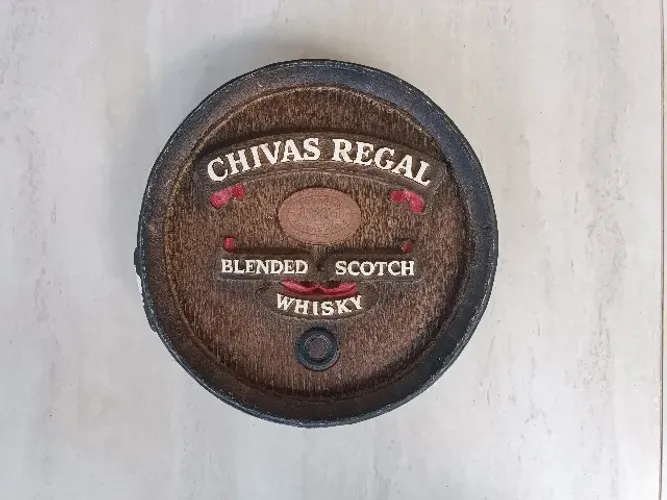 Barril Decorativo Vintage de parede do uísque escocês Chivas Regal. 