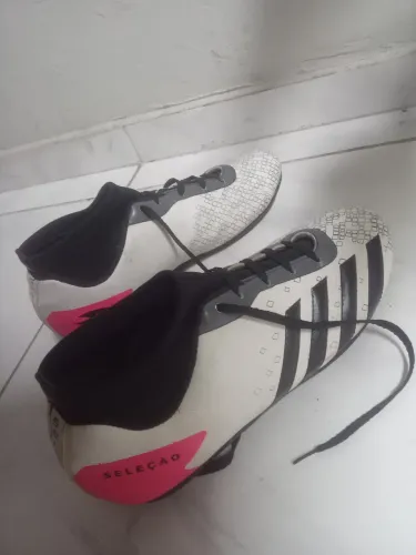 Chuteira masculina cano curto, poucos dias de uso tam 43