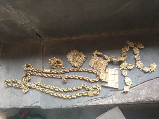 Cordões de Moeda antiga 2 cordoes com pingente, 1 pingente,1 Dedeira e uma puceira
