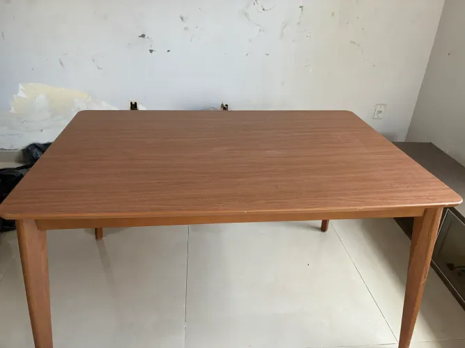 Mesa MDF pés de madeira