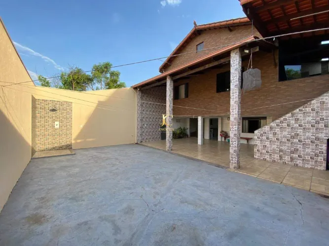 Casa residencial com 6 quartos e quintal à venda no Bairro Sagrada Família, Divinópolis/MG