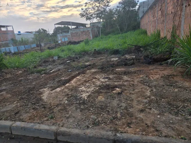 Vende-se um lote no bairro Porto seguro ipatinga mg
