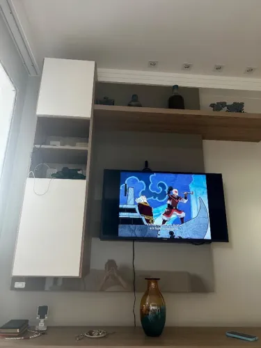 Painel com armário e prateleira