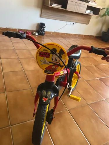 Bicicleta aro 12 Nathor com rodinhas do Mickey Mouse
