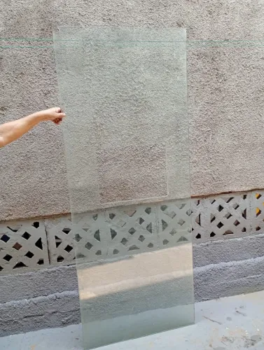 Porta de vidro com uma abertura no centro 