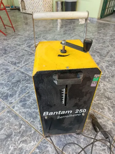 Máquina de solda Esab 250 amperes 110 e 220 v semi nova funcionando perfeitamente