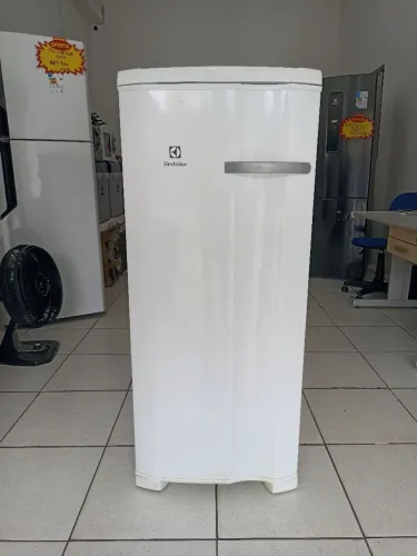 Freezer Vertical Electrolux 162L Branco 220