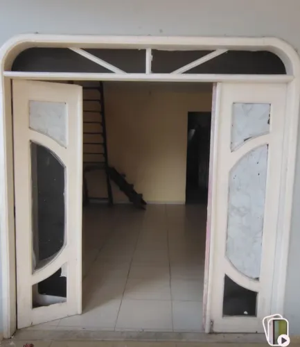 Porta 4 folhas de madeira de lei, junto do castilho