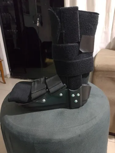 Bota ortopédica para lesão do pé.