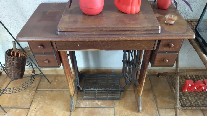 Máquina de costura com pedal e mesa/gabinete SINGER