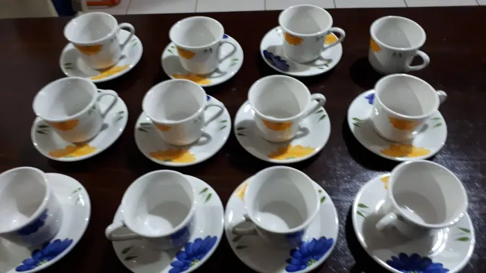 12 xícaras café porcelana Celebration anos 80