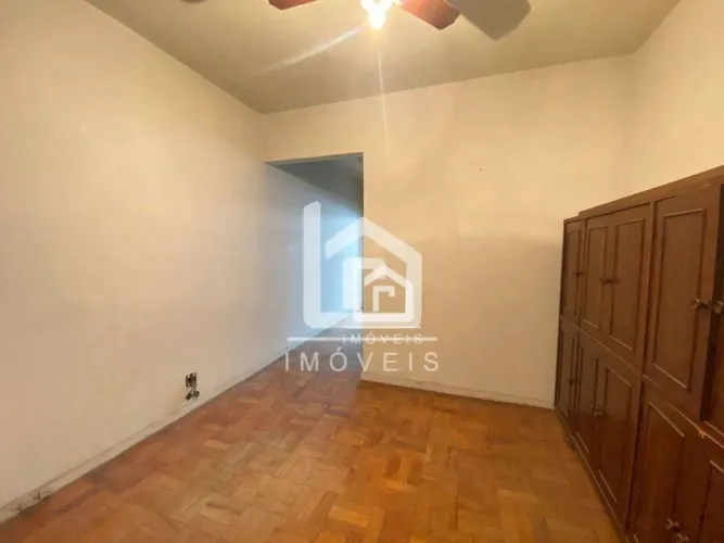 Oportunidade Estratégica na Av. Champagnat: Sala com 2 Ambientes