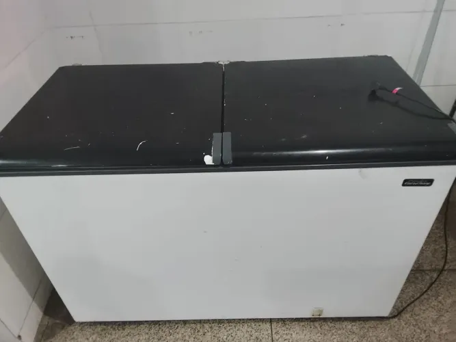 Uma frizer de duas portas