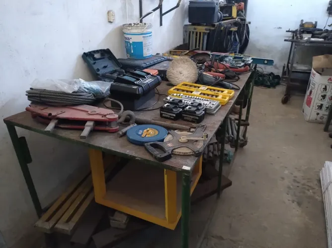 Vende- se Ferramentas para Metalúrgica