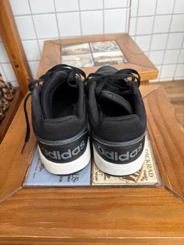 Vendo Tênis casual Adidas Hoops em excelente estado, apenas marcas de uso