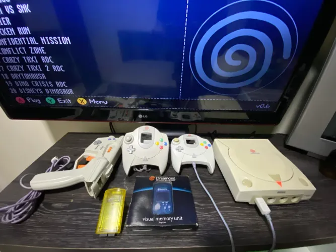 Sega Dreamcast Completo + 2 Controles + VMU na Caixa + Pistola + Adaptador de Controle PS2