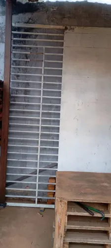 Vendo um Portão e uma serra de bancada