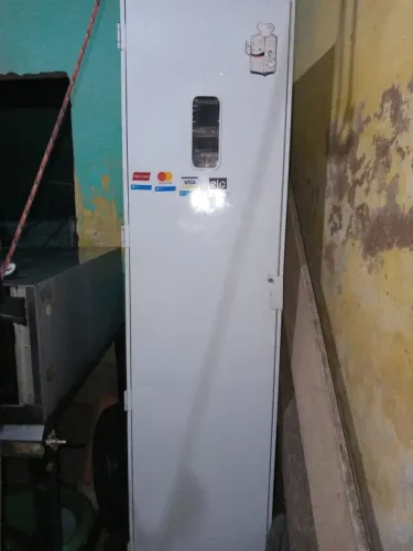 Armario pra colocar as massas de pizzas e colocar pães 1e 600 completo com as formas.