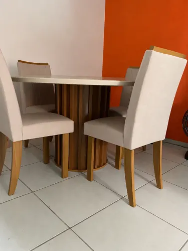 Mesa redonda de jantar com 4 cadeiras