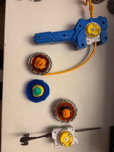2 beyblades+ 2 Lançadores - Ótimo Estado