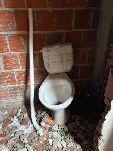 Vaso sanitario com descarga de plastico