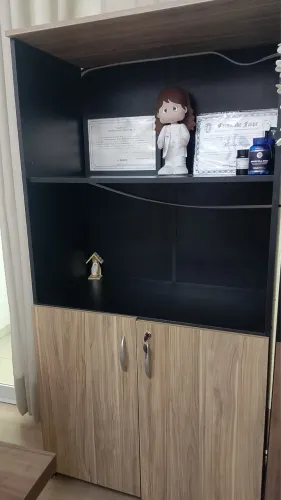 Estante livreiro com portas