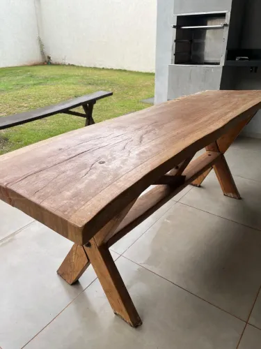 Mesa Rústica em Madeira Maciça - Ideal para Área de Churrasco