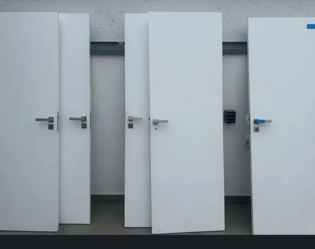 Vendo 5 portas com fechaduras e maçanetas