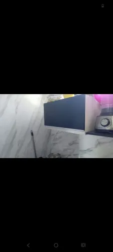 Armário de cozinha, em ótimo estado, um dos armários com porta de vidro.