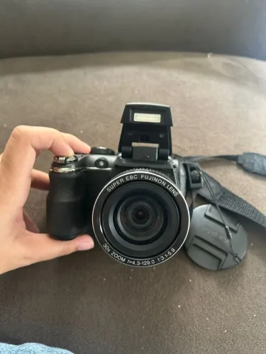 Câmera fujifilm finepix s4000 com cartão de memória 32gb, pilhas recarregável e carregador