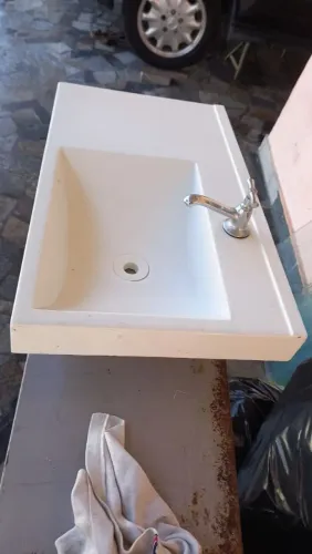 Cuba de banheiro com torneira inox