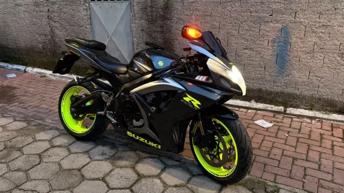 Suzuki Srad 750 impecável vendo ou troco por veículo do meu interesse ou moto naked Z1000