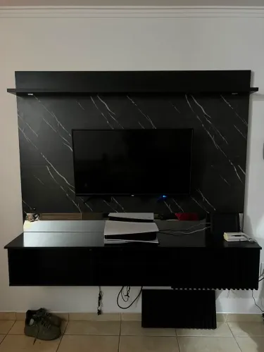 Painel de TV Suspenso Moderno com Rack Flutuante e Prateleira