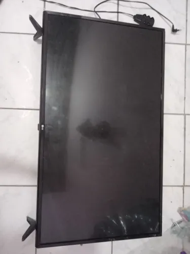 TV LG 43" com Listras na Tela (Para Peças / Sucata) com Pés