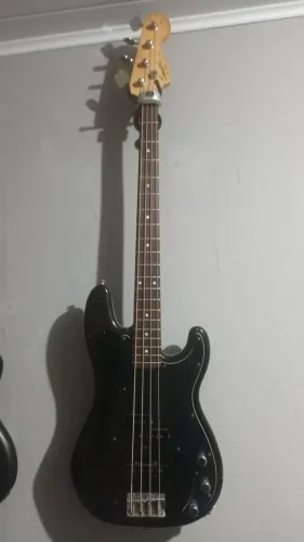 Baixo Squier 4 cordas