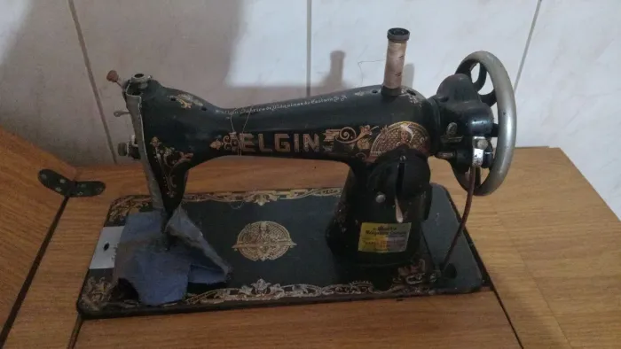 Máquina Costura Elgim com Gabinete