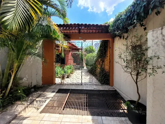 Casa de Vila Térrea com Três Vagas na Vila Clementino