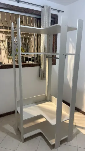 Móvel 3 prateleiras com cabideiro novo