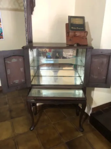Cristaleira/vitrine de Madeira com portas de vidro-vintage