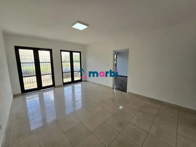 Casa com 3 dormitórios para alugar, 196 m² por R$ 4.541,91/mês - Vila Santa Catarina - Ame