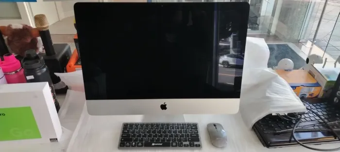 iMac 21.5 4K alta definição Core i5 6-Core 16GB RAM 256gb placa vid deon Pro 560X 4GB
