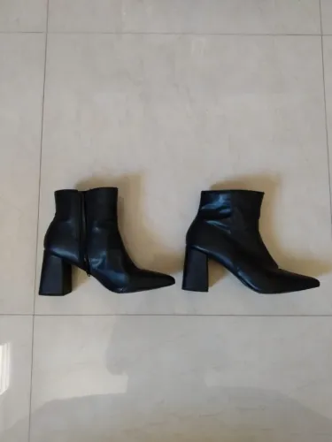 Bota preta de couro feminina com salto número 37 Arezzo