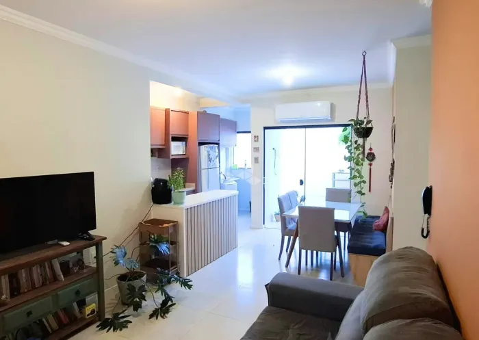 APARTAMENTO 2 DORMITÓRIOS COM QUINTAL PRIVATIVO E 1 SUÍTE NO RIBEIRÃO DA ILHA