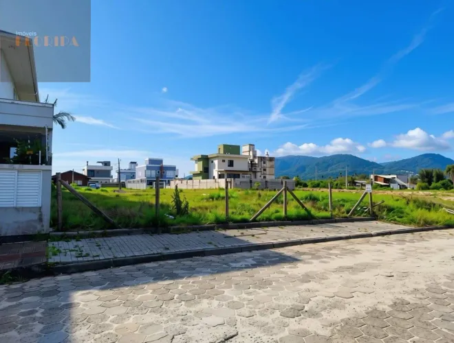 Terreno financiável no bairro Carianos