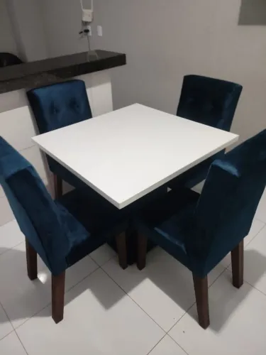 Vende-se mesa com 4 cadeiras